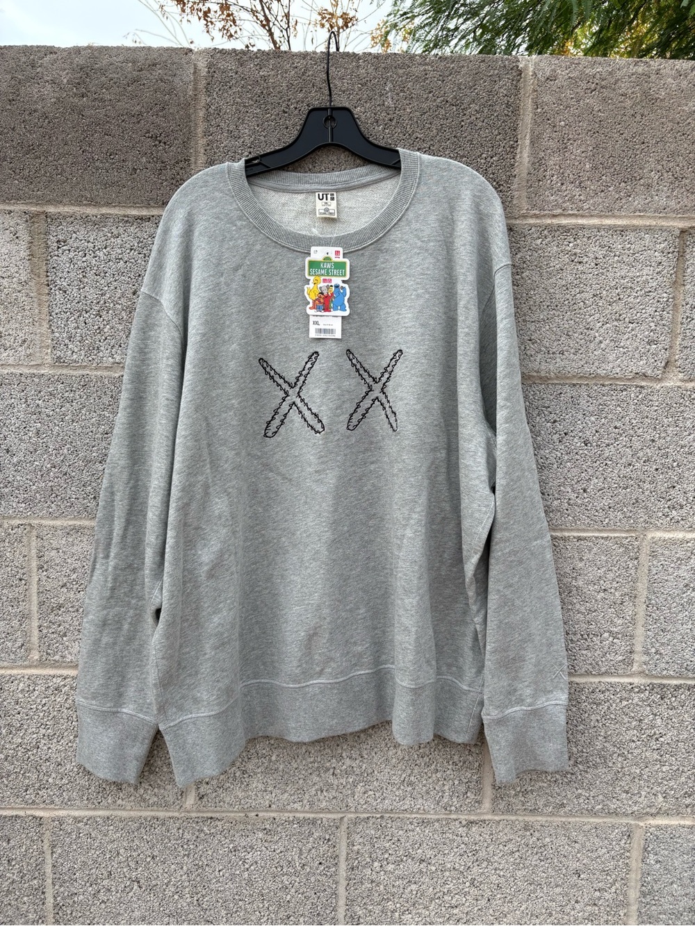 NWT Uniqlo x KAWS Sesame Street XX Sweatshirt Gray Mens XXL Deadstock 2018